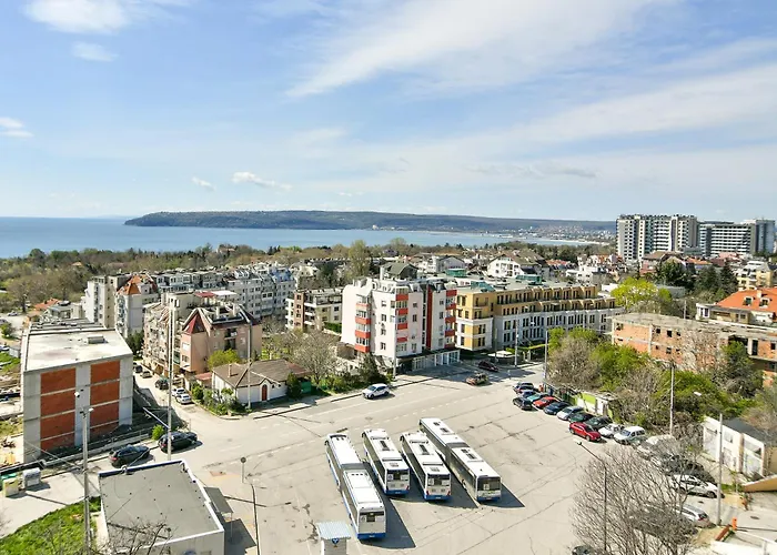 Апартаменты Skyline Grand Penthous Free Parking